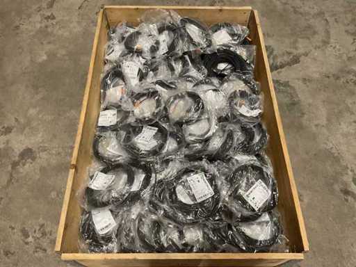 Steckverbinder-Charge mit Verbindungskabel