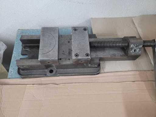Industrial bench vise maximum opening 31 cm