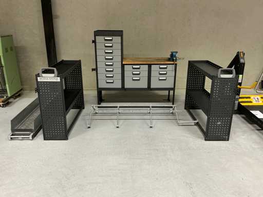 Eingebaute Werkbank mit Ablagen für Nutzfahrzeuge