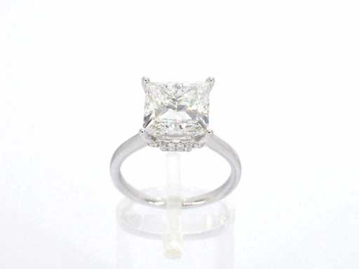 Witgouden solitaire ring met een grote prinses geslepen diamant van 5.00 carat