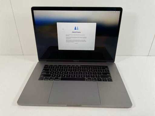 Apple MacBook Pro 15,5”, HexaCore i7, 16 GB RAM, 512 GB NVMe, AMD Radeon Pro 555X 4GB Laptop