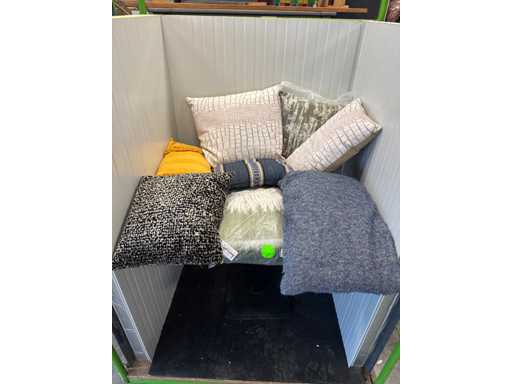 Lot Sierkussen en 1 deken