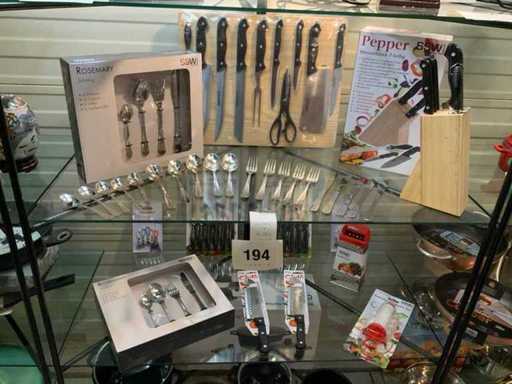 Batch of knives and cutlery