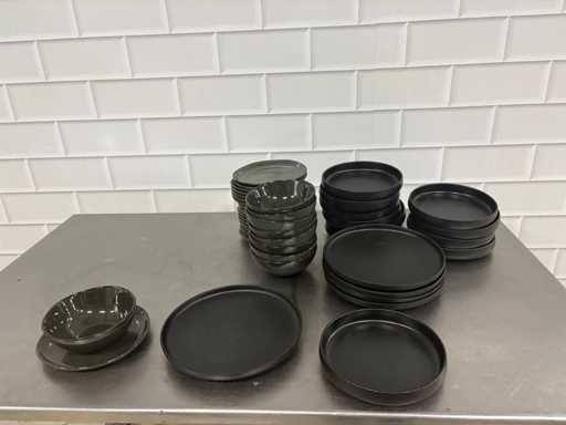 Mosa - Série de diverses assiettes, bols en porcelaine 