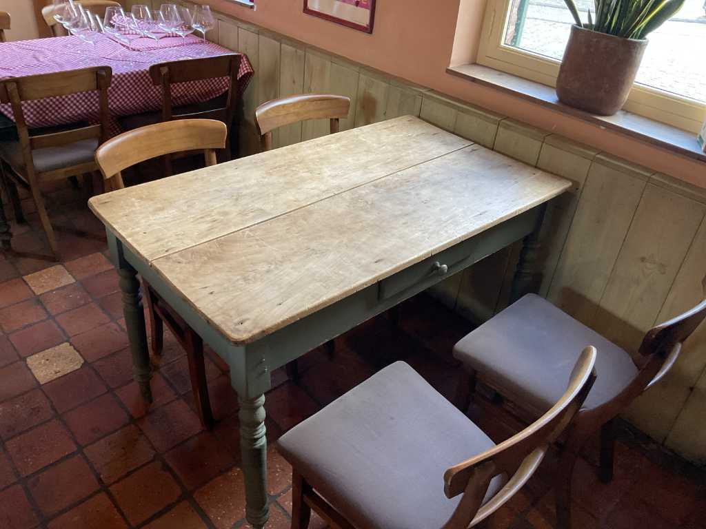 Table vintage avec chaises