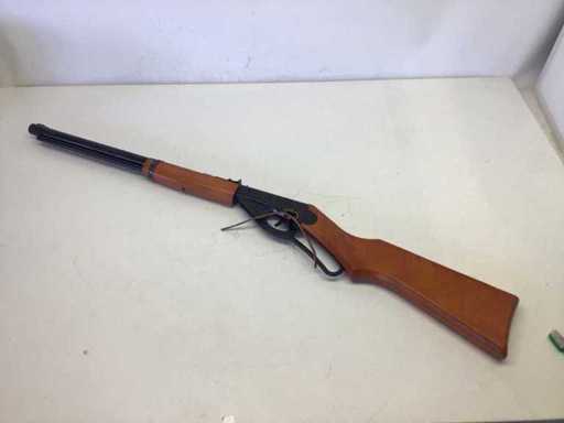 Model Winchester z karabinem wiatrowym Daisy