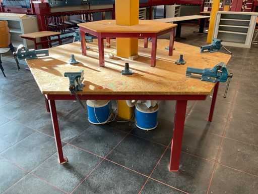 Sechseckige Werkbank mit Heuer-Schraubzwingern und Extraktion