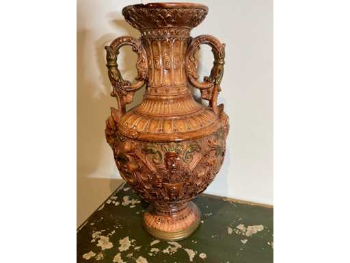 Aziatische vaas met reliëf