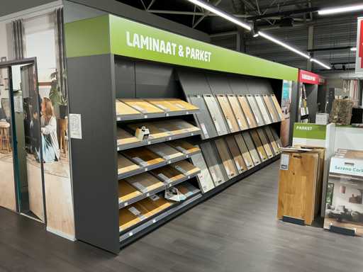 Półki sklepowe z próbkami podłogi