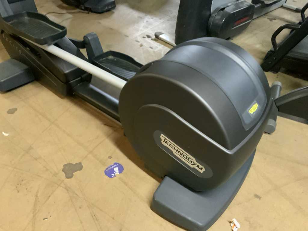 Technogym synchro 700 discount elliptical