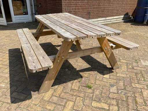Picnic table
