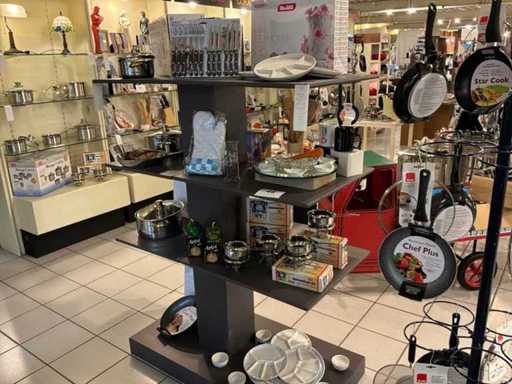 Vari piatti e piatti per snack