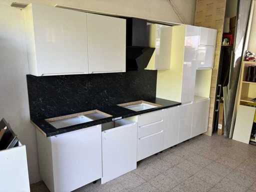 Exhibition model kitchen – modern fitted kitchen with slight signs of wear