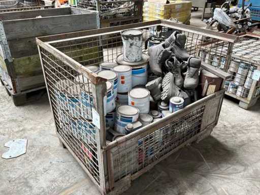 Loté de peinture et vernis