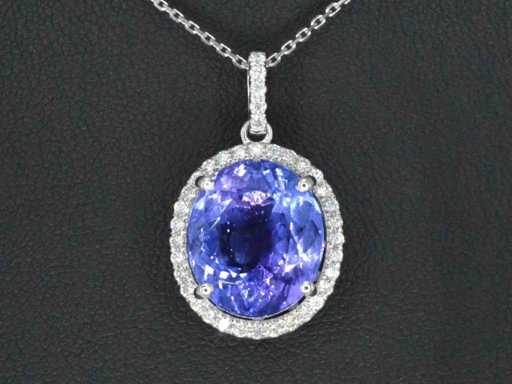 White gold pendant with diamonds and tanzanite