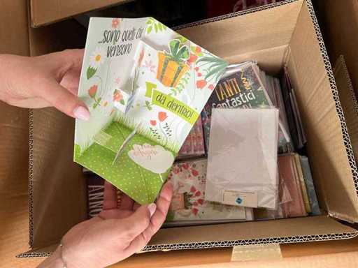 Voorraad wenskaarten en feestaccessoires