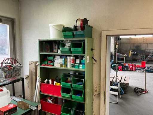 Lagerregal mit Inhalt