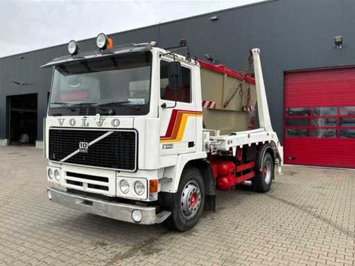 Volvo F1020 Turbo 6 Oldtimer skiploader z 1979 roku