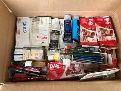 Voorraad kunstaccessoires (kwasten, fineliners, fluiten, enz.)