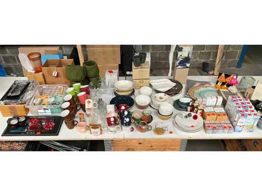 Mélangez le lot avec des ustensiles de cuisine et des accessoires pour la maison