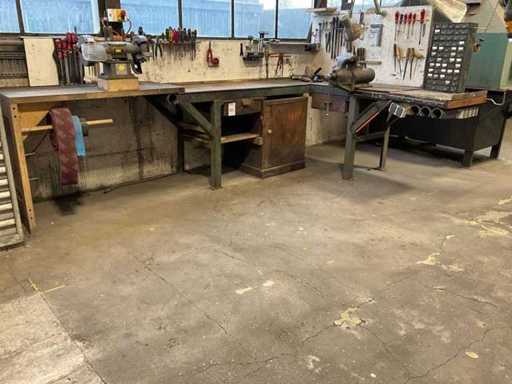 Werkbank met bankschroef en slijper