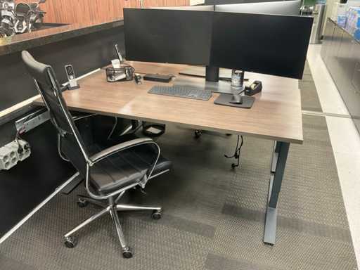 Scrivania + schermi Dell da 27" + sedia da ufficio