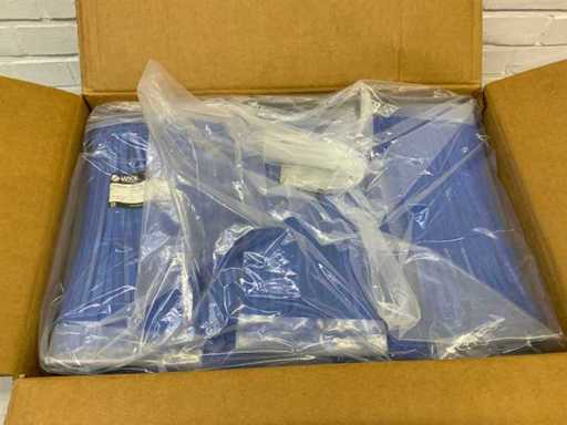 O mulțime de bride de cablu, câte 50 de saci de câte 100 de bucăți fiecare