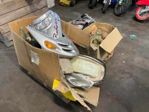 Parti per motociclette e motorini, cofani, occhiali per caschi, filtri dell'aria