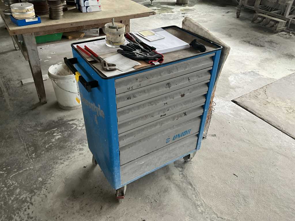 Tool trolley with contents ;