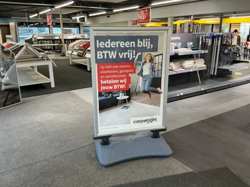 Stoepbord met 2 vlaggen