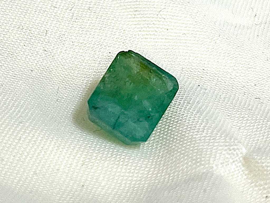 Emerald - 3.86 carat emerald