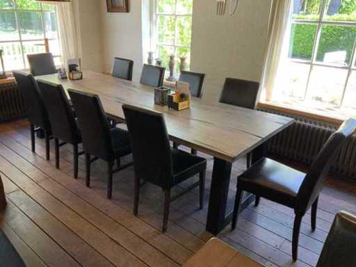 Restauranttisch mit 10 Restaurantstühlen
