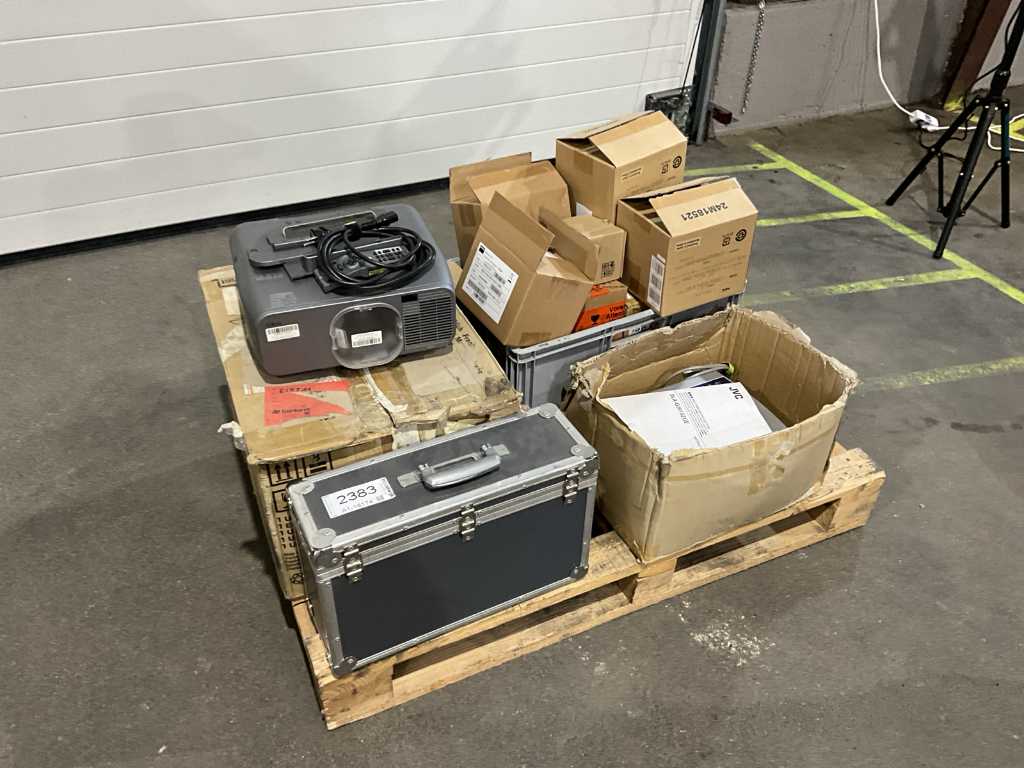 Various projectors and replacement lamps Whole range