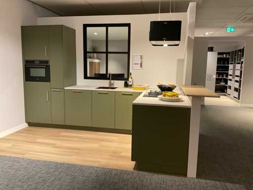 MK Olijf Hoekopgestelde showroomkeuken