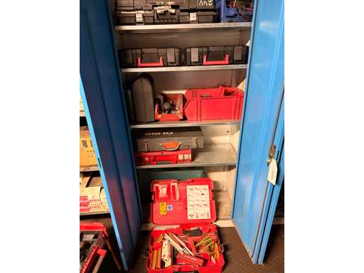   Werkstattschrank mit Inhalt