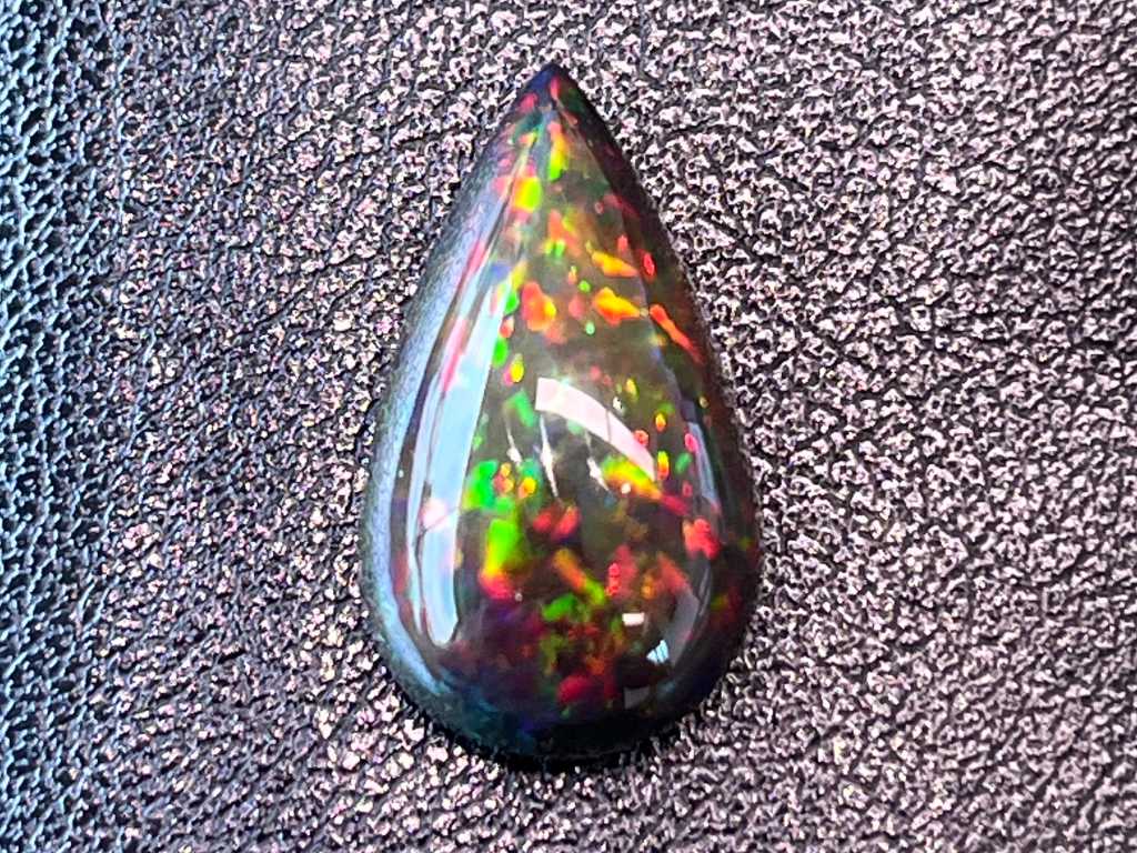 Black opal - 8.74 carats beautiful Black opal