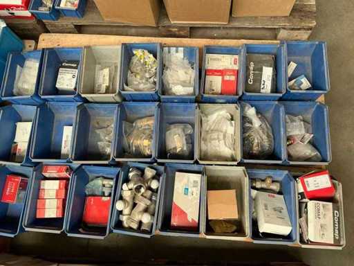 Lotto di riscaldamento centralizzato e accessori per l'installazione