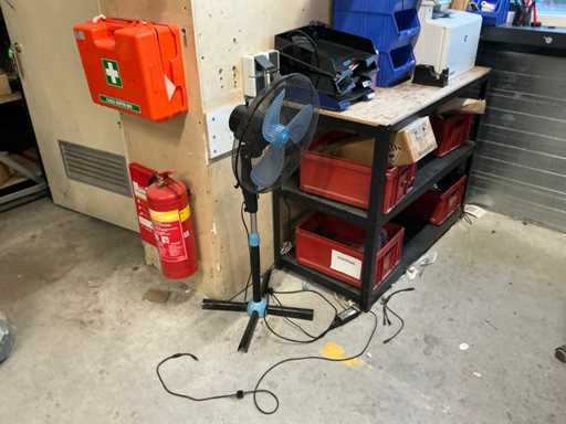 Bureauopstelling met randapparatuur