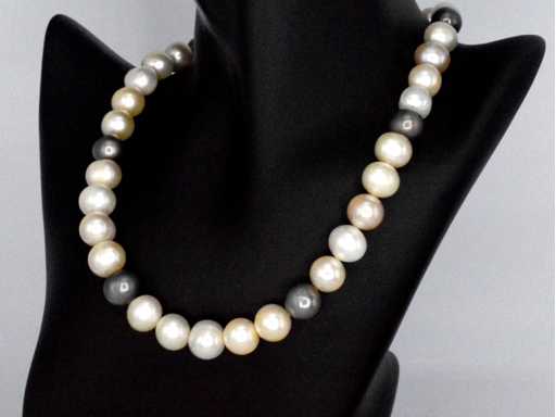 Pearl necklace with various color natural cultive pearls