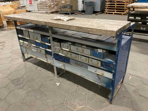 Vintage werkbank met houten werkblad