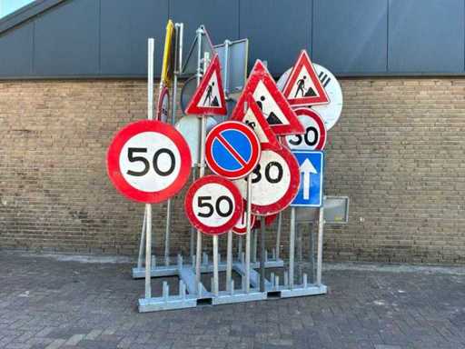 Rack de stockage pour 48 panneaux de signalisation avec contenu