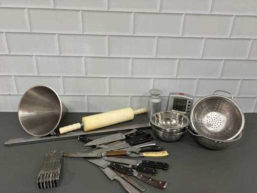 Partia różnych przyborów kuchennych