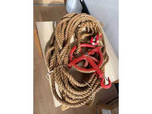 STAHLRIEMENSCHEIBENBLOCK MIT NATÜRLICHEM SEIL VERSEHEN 