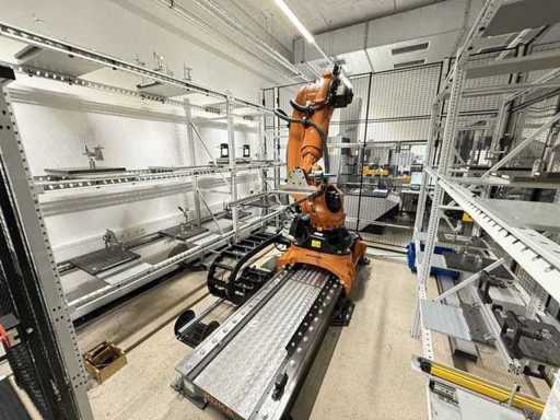 KUKA KR 120 R2500 PRO Robot di Caricamento e Scarica con 7° Asse