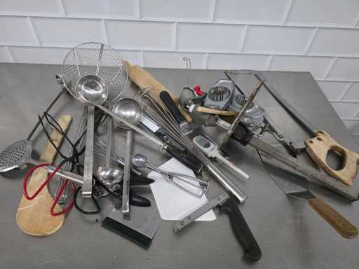 Lot de divers ustensiles de cuisine (en acier inoxydable)