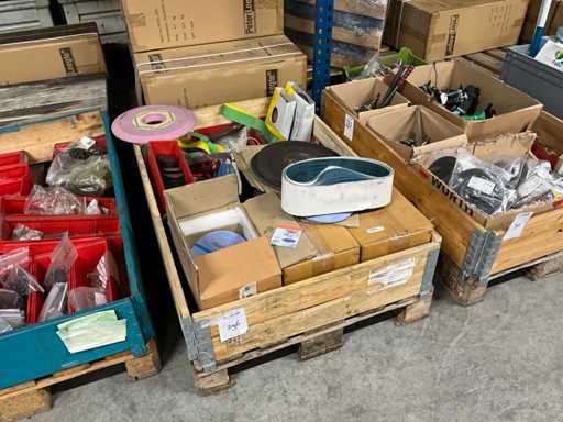 Diverses meules, chaînes et canon