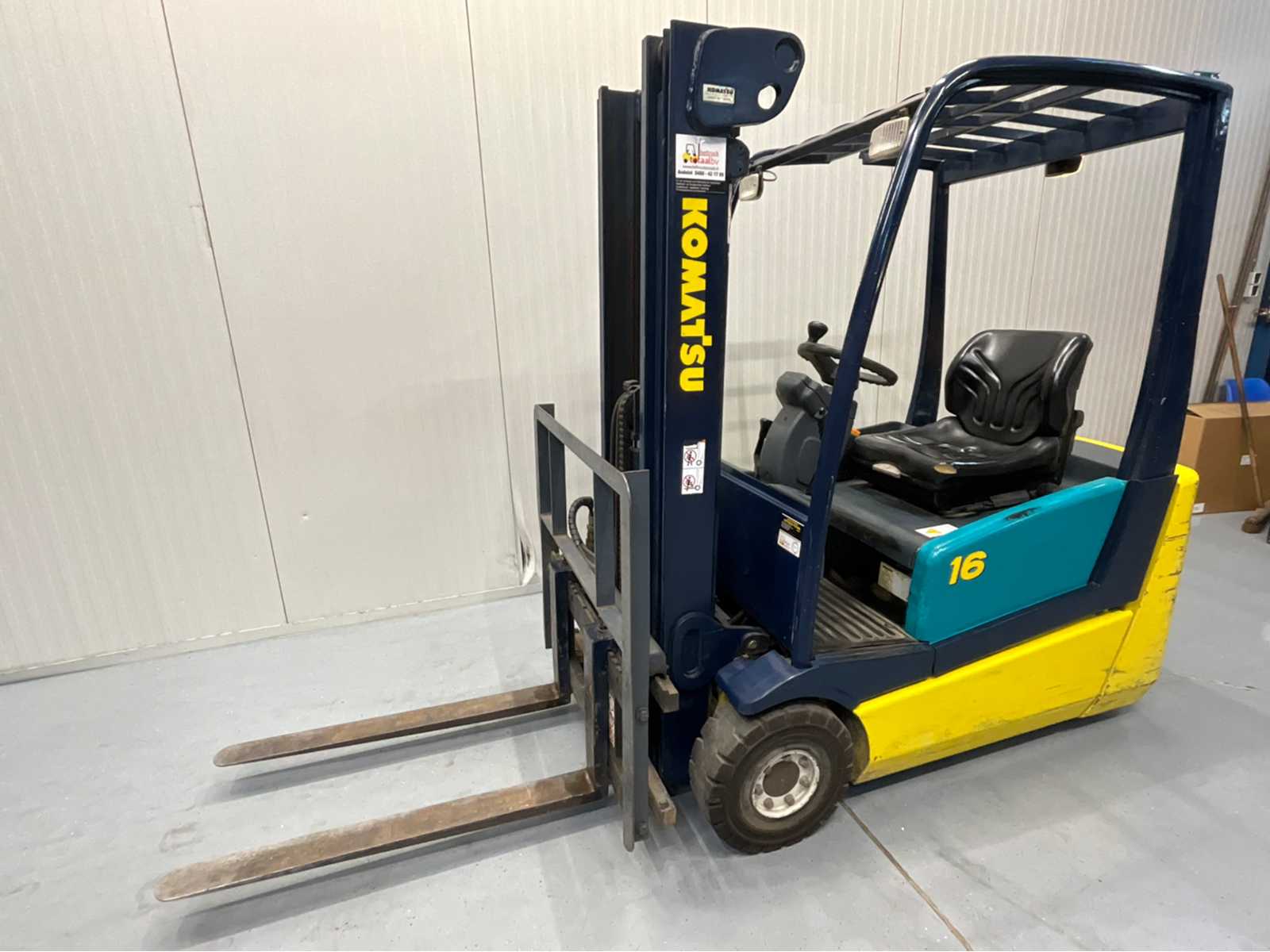 Komatsu Forklift- Triplex 4.5M – Freelift – Sideshift – battery charger