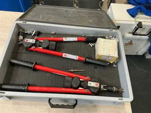 Următoarele unelte: Cleștele de nitit (2x)