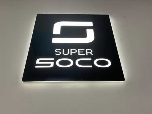 Cartello murale Super Soco illuminato con il "logo"