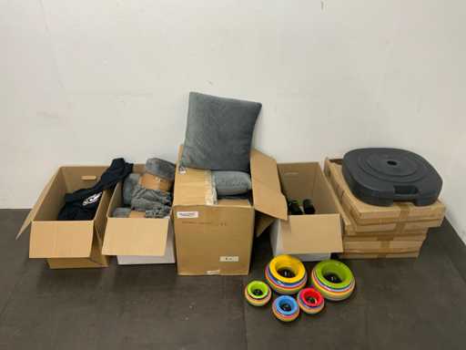 Partij woonaccessoires en kleding